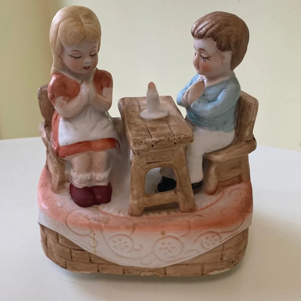 Vintage Boy and Girl Praying at Table Musical Figurine - Picture 1 of 3